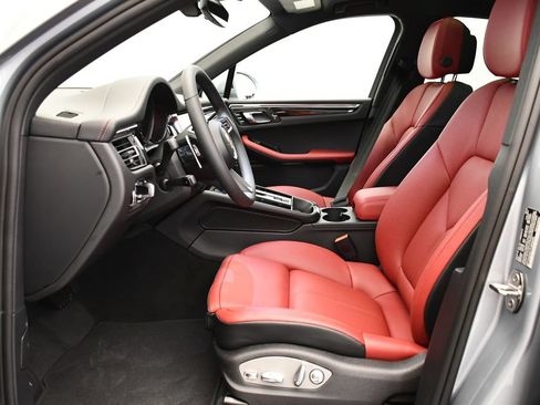 Certified 2026 Porsche Macan AWD/4WD image 5