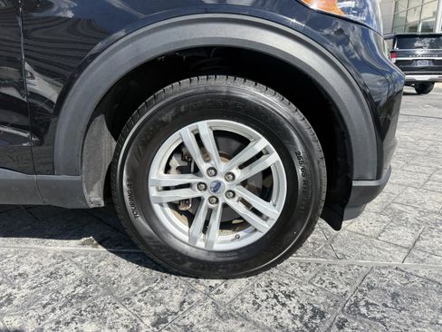 Used 2023 Ford Explorer XLT w/ Equipment Group 202A image 9