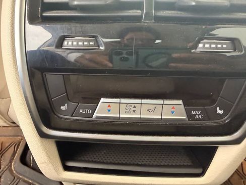 Used 2020 BMW X7 xDrive40i w/ Premium Package AWD/4WD image 22