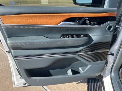 Used 2022 Jeep Grand Wagoneer Series III w/ Rear Seat Video Group 1 AWD/4WD image 9