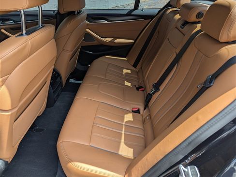 Used 2022 BMW M550i xDrive image 9