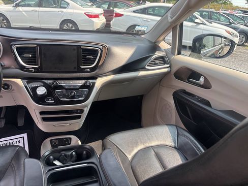 Used 2017 Chrysler Pacifica Touring-L FWD image 22