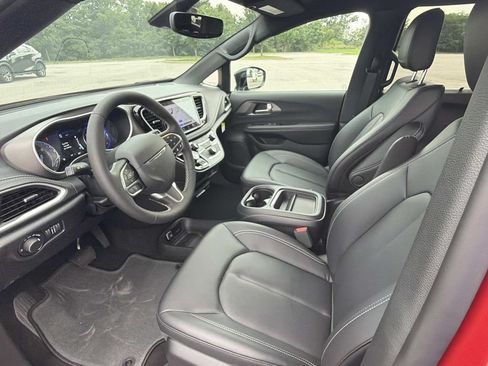 New 2027 Chrysler Pacifica Select AWD/4WD image 3