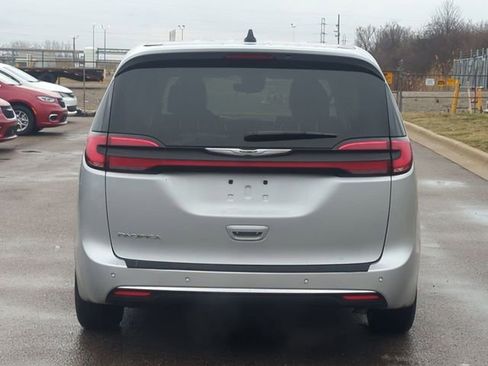 Used 2024 Chrysler Pacifica Touring-L FWD image 4
