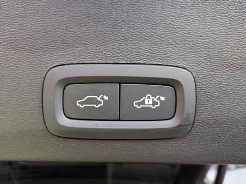 Used 2025 Volvo XC40 B5 Core image 39