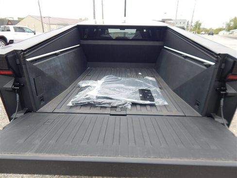 Used 2024 Tesla Cybertruck AWD Crew Cab image 28