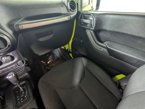 Used 2016 Jeep Wrangler Unlimited Sport w/ Connectivity Group AWD/4WD image 13
