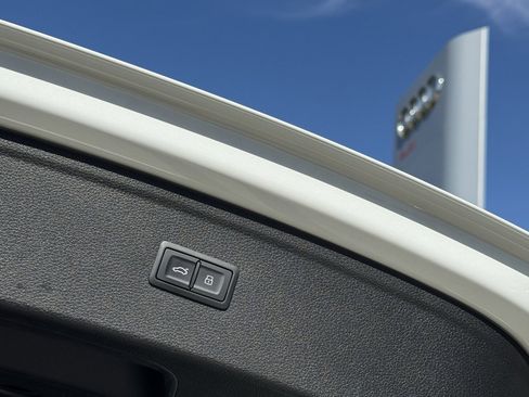 Used 2022 Audi Q5 2.0T Premium w/ Convenience Package image 18