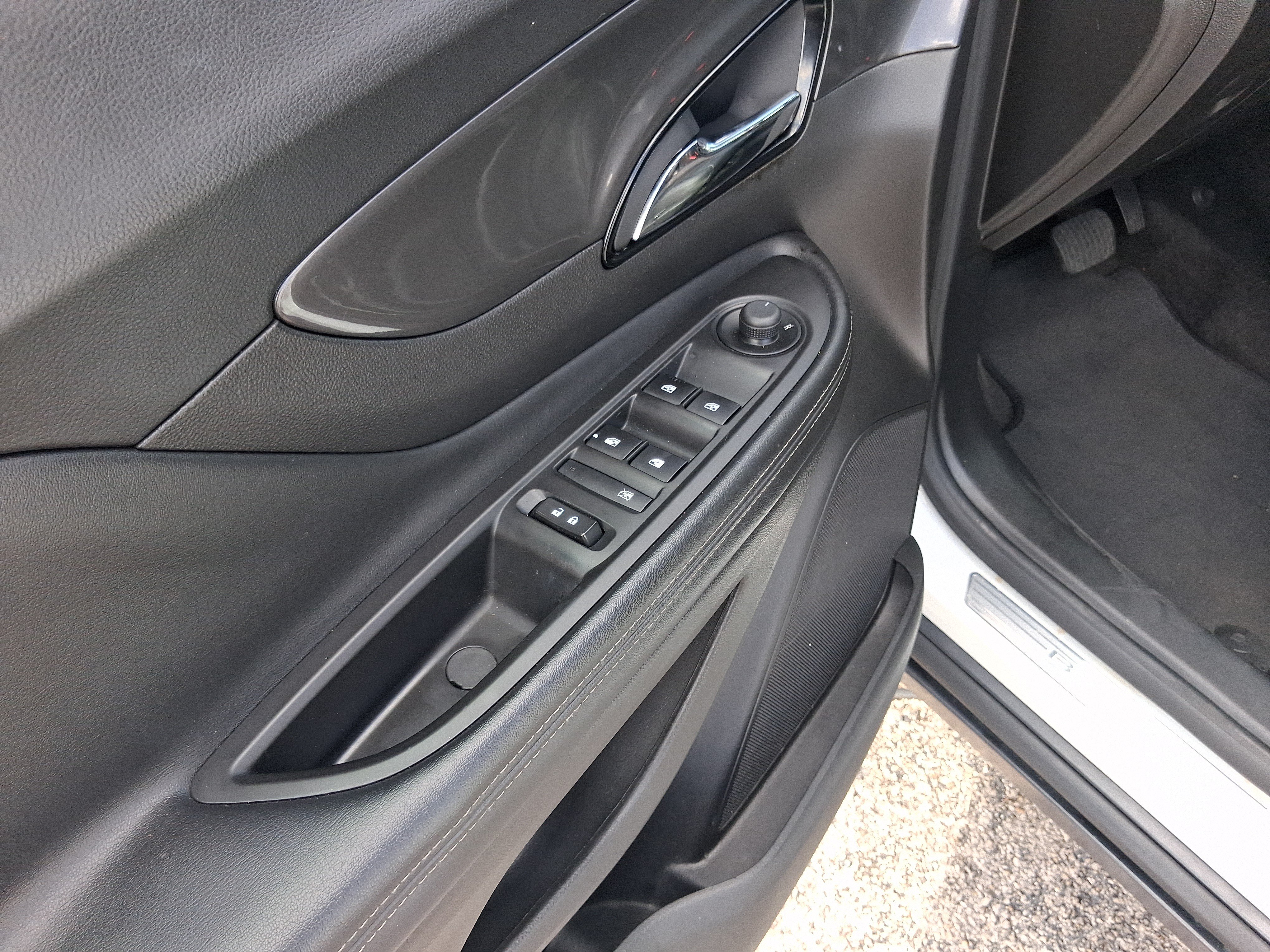 Used 2018 Buick Encore Essence FWD image 26