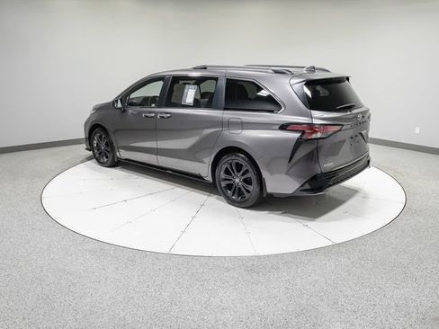 Used 2021 Toyota Sienna XSE FWD image 35