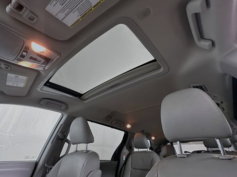 Used 2020 Toyota Sienna XLE image 20