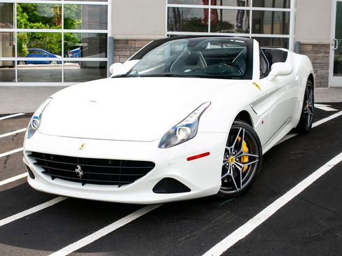 Used 2015 Ferrari California T RWD image 2