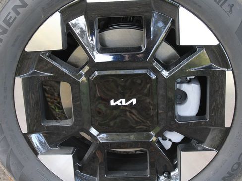 New 2026 Kia Carnival EX FWD image 24