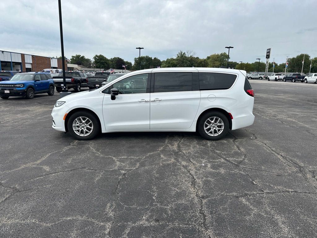 Used 2025 Chrysler Pacifica Select FWD image 4