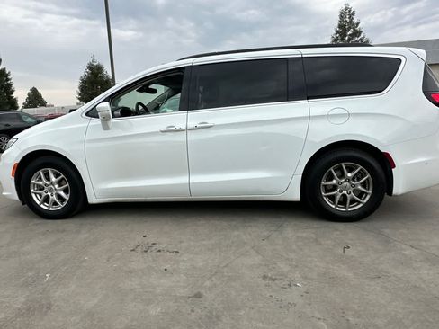 Used 2022 Chrysler Pacifica Touring-L w/ Uconnect Theater Family Group FWD image 6