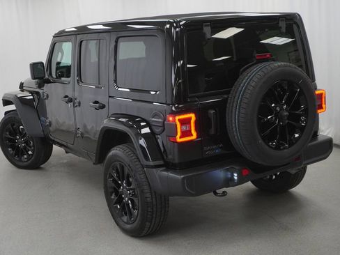 Used 2025 Jeep Wrangler Unlimited Sahara w/ Safety Group AWD/4WD image 12