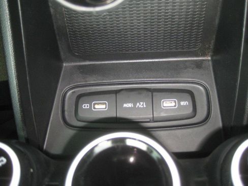 Used 2022 Hyundai Venue Limited image 16