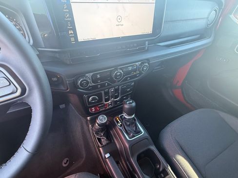 Used 2025 Jeep Wrangler Unlimited Rubicon image 11