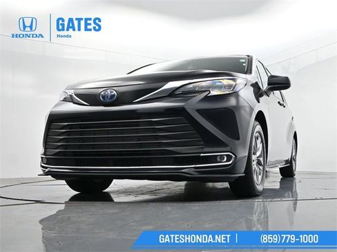 Used 2024 Toyota Sienna XLE image 44