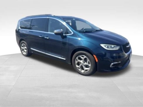 Used 2022 Chrysler Pacifica Limited w/ Uconnect Theater Family Group AWD/4WD image 5