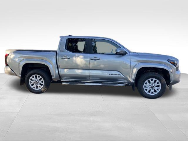 Used 2025 Toyota Tacoma SR5 AWD/4WD image 4
