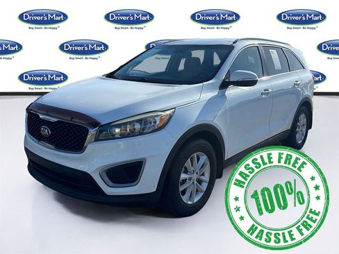 Used 2017 Kia Sorento LX w/ LX Convenience Package image 3