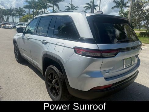 New 2025 Jeep Grand Cherokee Altitude image 9