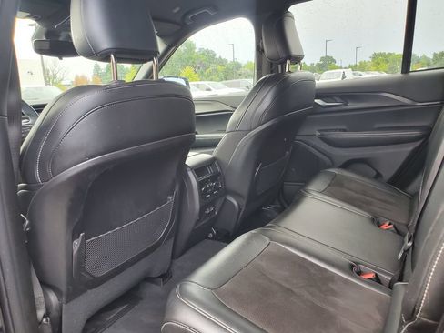 Used 2023 Jeep Grand Cherokee Altitude AWD/4WD image 9