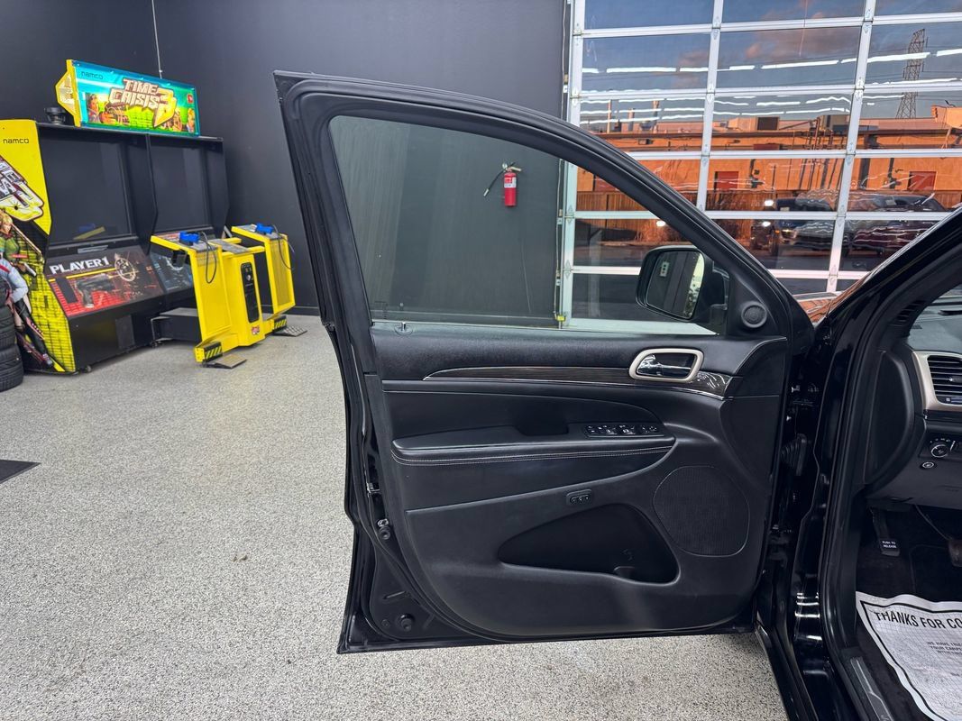 Used 2017 Jeep Grand Cherokee Overland AWD/4WD image 9
