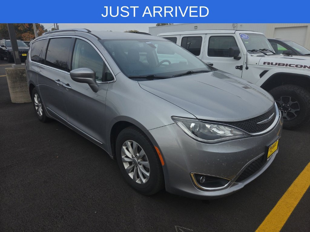 Used 2018 Chrysler Pacifica Touring-L FWD image 1