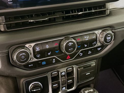 Used 2025 Jeep Wrangler Sahara w/ Safety Group image 23