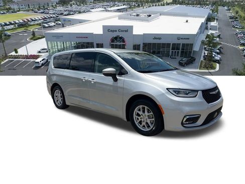 Used 2023 Chrysler Pacifica Touring-L FWD image 10