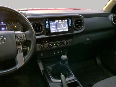 Used 2018 Toyota Tacoma TRD Off-Road w/ Technology Package AWD/4WD image 7