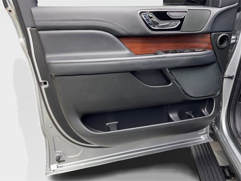 Used 2023 Lincoln Navigator Reserve image 28