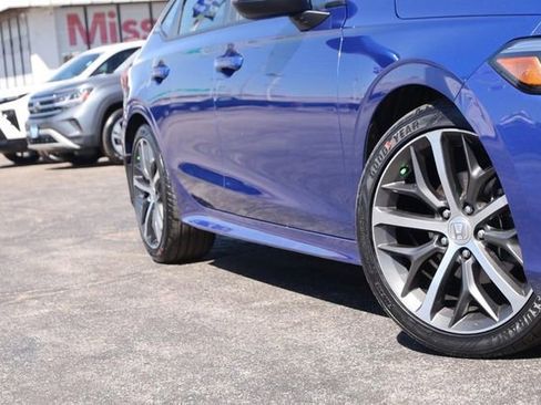 Used 2022 Honda Civic Touring image 2