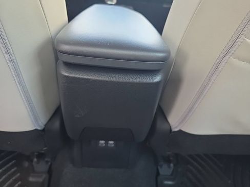 Used 2025 Toyota Prius XLE AWD/4WD image 12