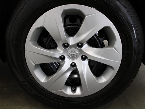 Used 2021 Toyota RAV4 LE image 8