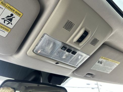 Used 2015 Land Rover LR4 HSE image 25