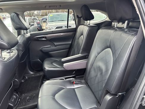 Used 2024 Toyota Highlander Platinum image 38