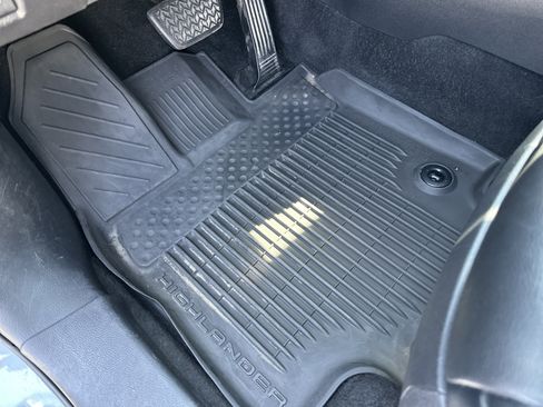 Used 2022 Toyota Highlander XLE FWD image 17