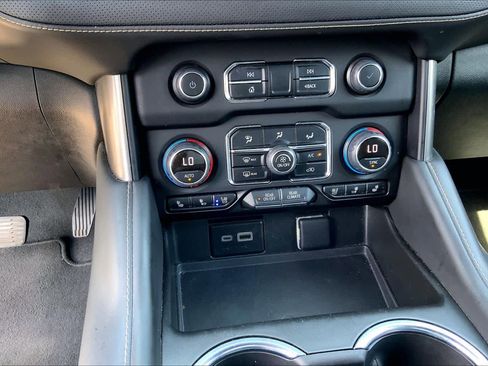 Used 2023 Chevrolet Suburban Premier image 32