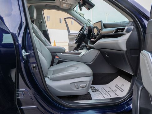 Used 2024 Toyota Highlander Limited FWD image 50
