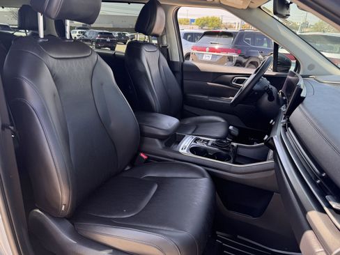 Used 2025 Kia Carnival SX w/ SX Dark Edition Package image 28