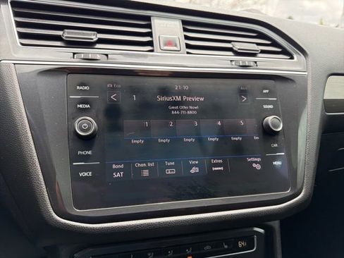 Used 2018 Volkswagen Tiguan SE w/ Panoramic Sunroof Package AWD/4WD image 21