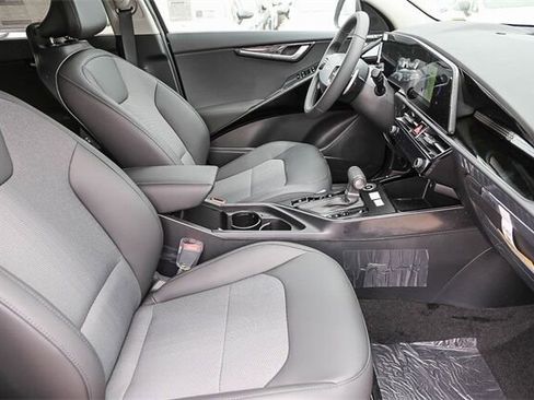 New 2025 Kia Niro EX image 17