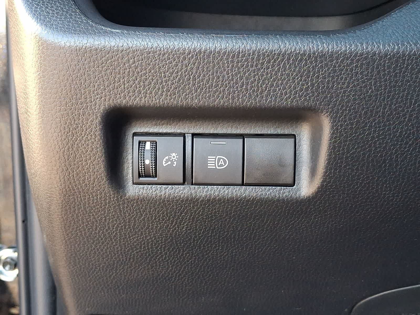 Used 2023 Toyota RAV4 LE AWD/4WD image 29
