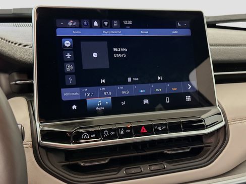 Used 2025 Jeep Compass Limited image 21