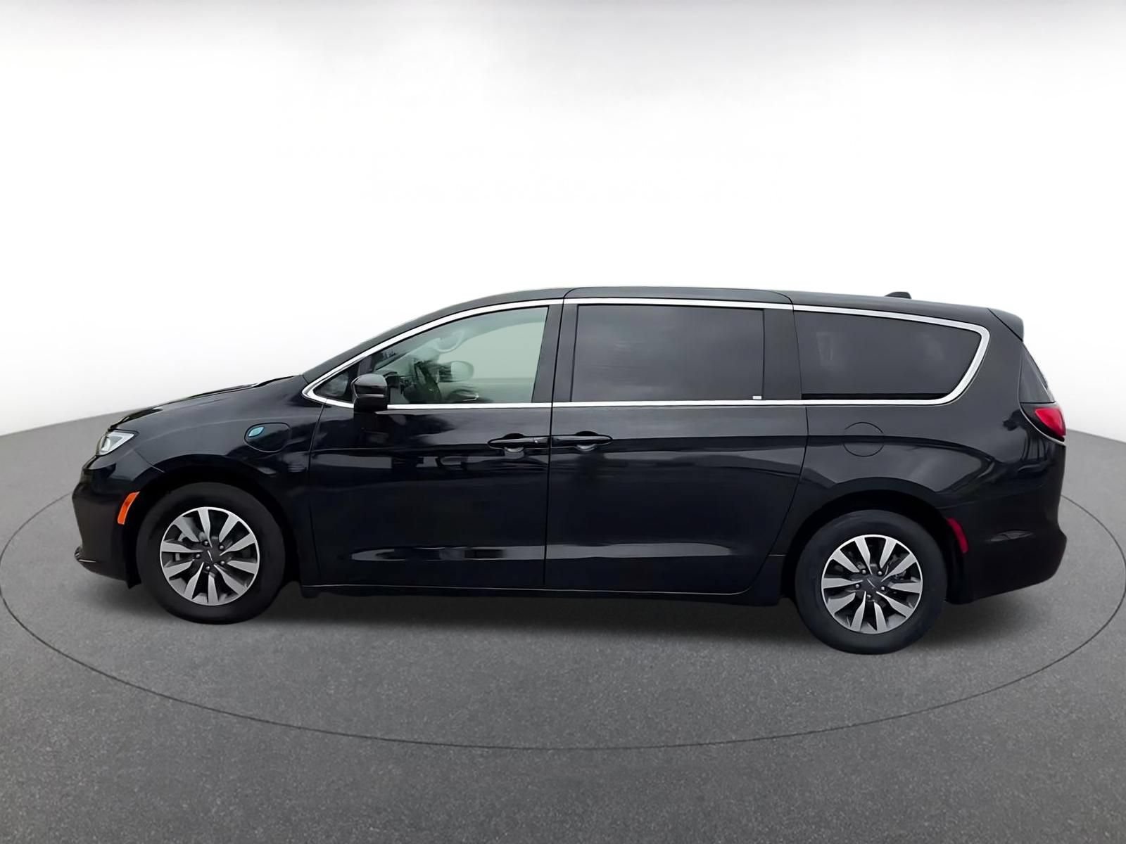 Used 2023 Chrysler Pacifica Touring-L FWD image 8