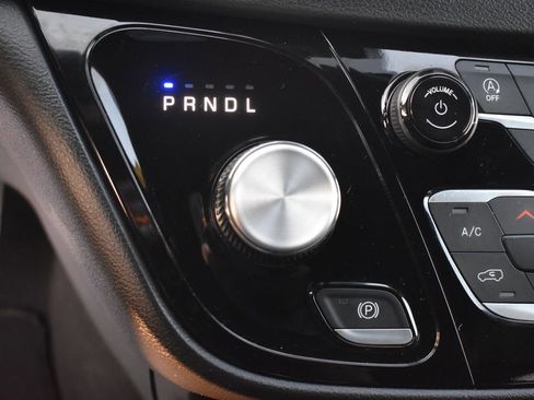 Used 2025 Chrysler Pacifica Select image 33