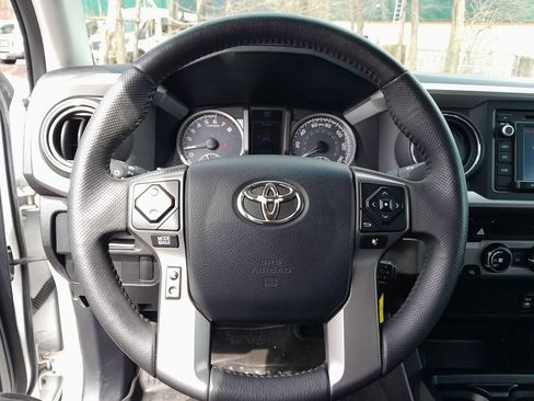 Used 2016 Toyota Tacoma SR5 w/ SR5 Appearance Package (SN) image 16